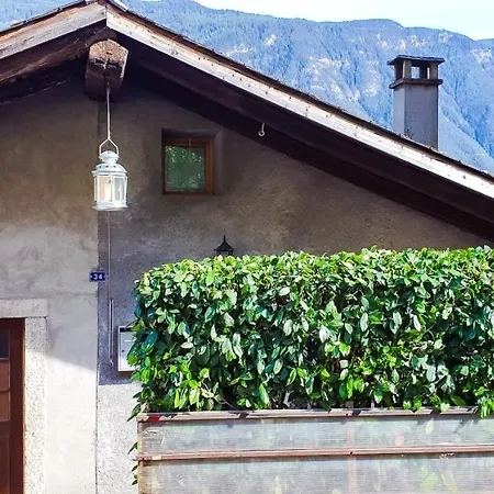 Fully, Valais Chalet Accueillant Avec Cheminee