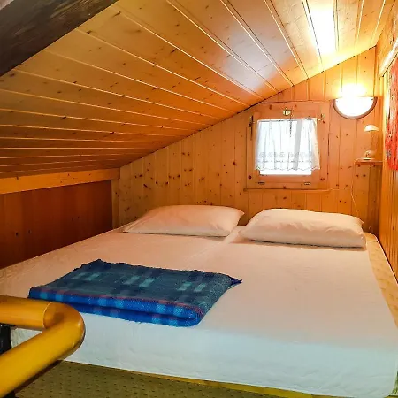 Chalet Fully, Valais Chalet Accueillant Avec Cheminee Fully
